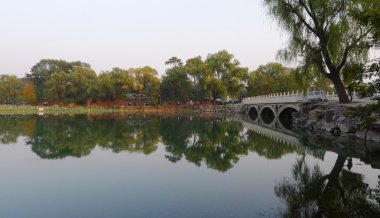 Köprüsü olan Çin parkı