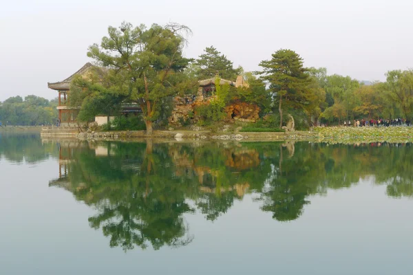 Parque chinês com pavilhão — Fotografia de Stock