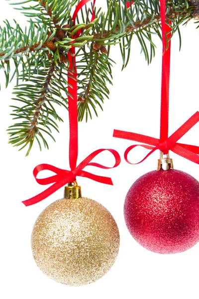 木から吊るされたクリスマスボール — ストック写真
