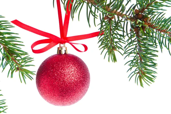 Palla di Natale rossa appesa all'albero — Foto Stock