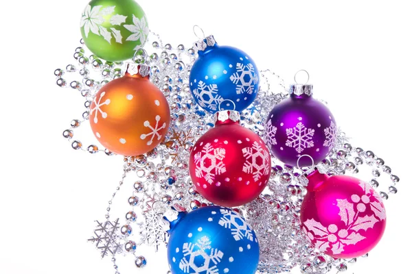 Bolas de Navidad con símbolos de copo de nieve — Stockfoto