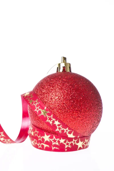 Palla di Natale rossa con nastro — Foto Stock