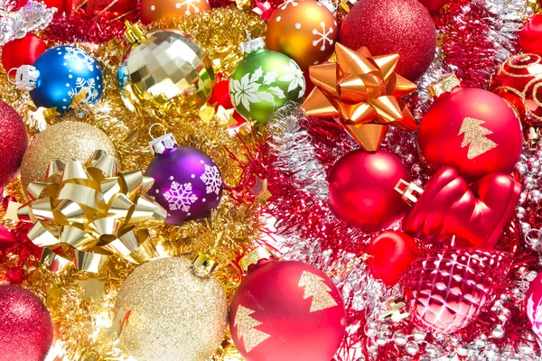 Рождественские шары и мишура — стоковое фото