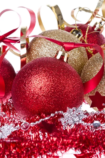 Boules de Noël avec ruban et tinsel — Photo