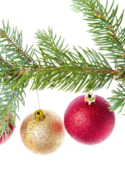 Rode Kerstmis bal opknoping van boom — Stockfoto