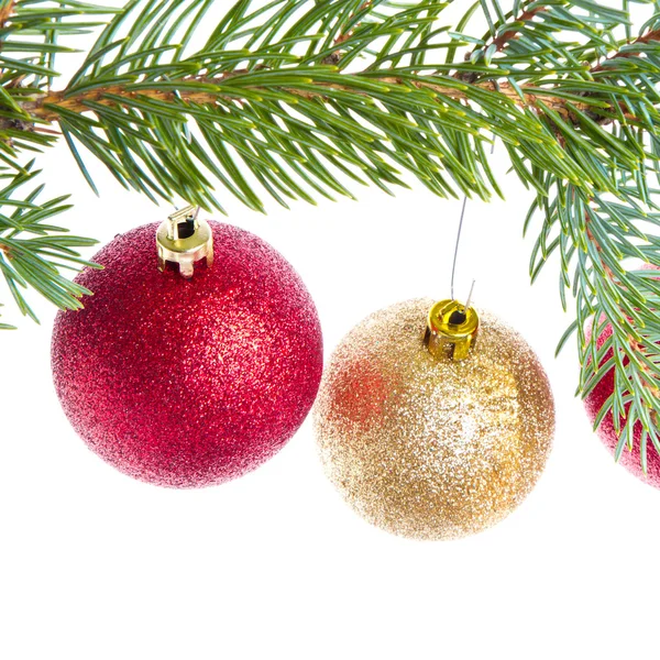 Bola roja de Navidad colgando del árbol — Foto de Stock