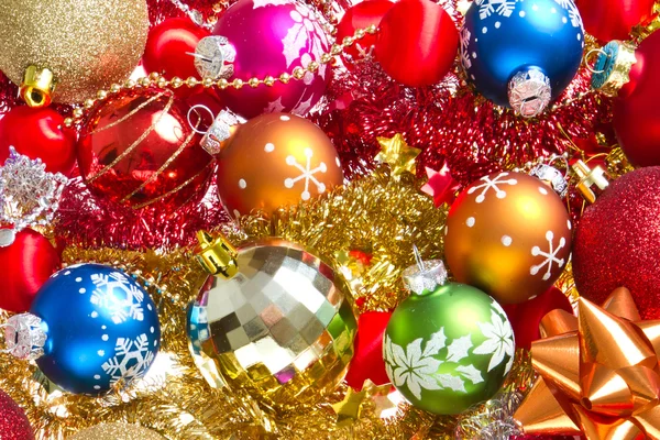 Bolas de Navidad y oropel —  Fotos de Stock