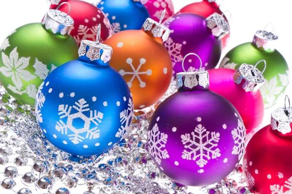 Julgranskulor med snöflinga symboler — Stockfoto