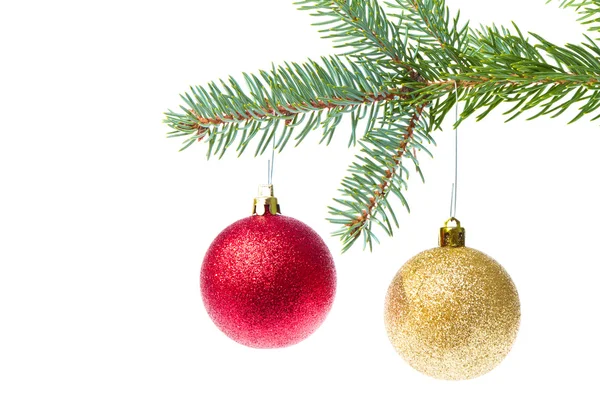 Rote Weihnachtskugel hängt am Baum — Stockfoto