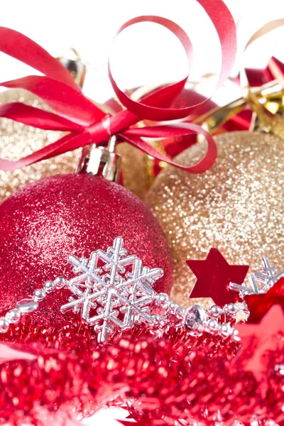 Bolas de Navidad con cinta y oropel —  Fotos de Stock