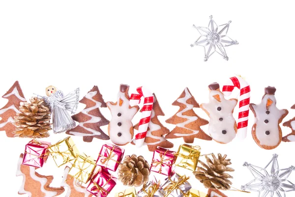 Zázvor sněhuláci s Vánoční dekorace — Stock fotografie