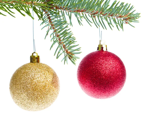 Bola de Natal vermelho pendurado na árvore — Fotografia de Stock