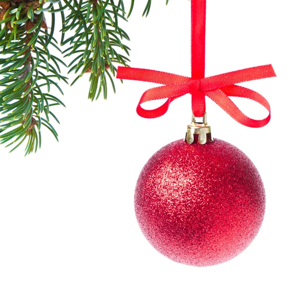 Piros karácsonyi bál lóg a fán거는 나무에서 빨간 크리스마스 공 — Stock Fotó