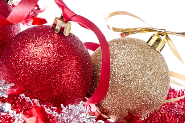 Noel topları ile şerit ve tinsel — Stok fotoğraf