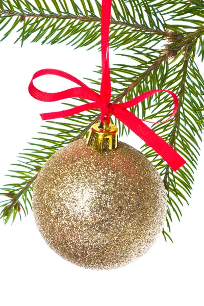 Різдвяні кульки висять з дерева — стокове фото