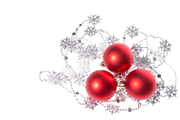 Χριστούγεννα μπάλες με snowflake tinsel — Φωτογραφία Αρχείου
