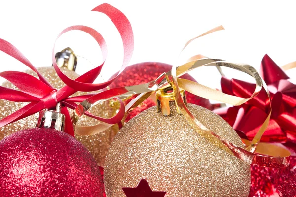 Рождественские шары с лентой и мишурой — стоковое фото