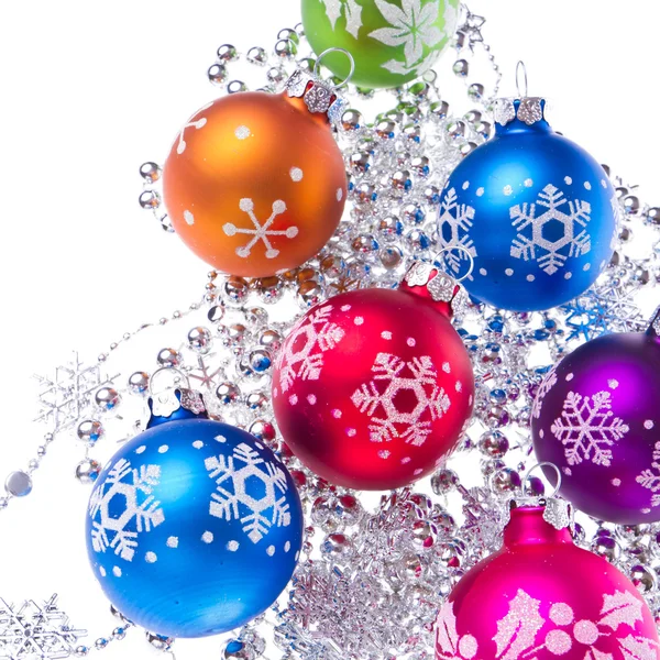 Рождественские шары со снежинками — стоковое фото