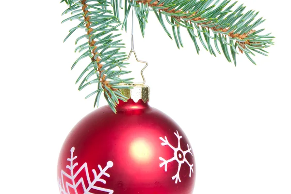 Kugel hängt an Fichte-Weihnachtsbaum — Stockfoto
