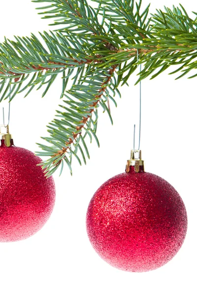 ツリーからぶら下がっている赤いクリスマス ボール — ストック写真