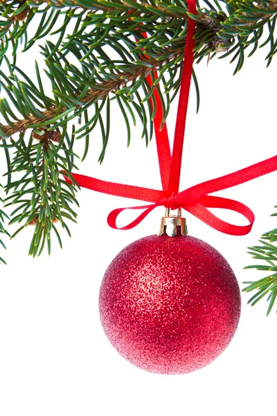 Piros karácsonyi bál lóg a fán거는 나무에서 빨간 크리스마스 공 — 스톡 사진