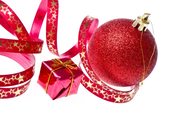 リボンと赤のクリスマス ボール — ストック写真