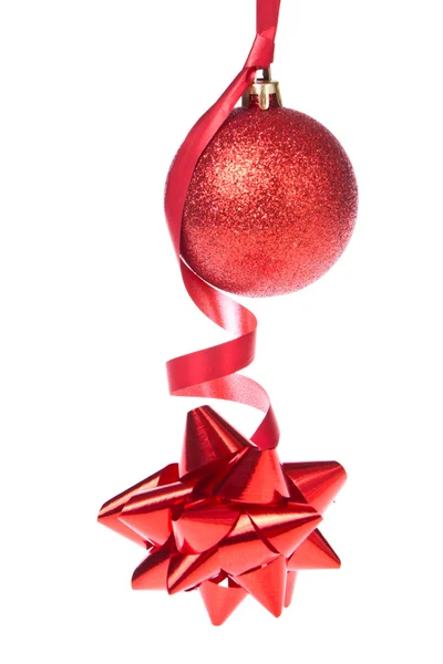 Χριστουγεννιάτικη μπάλα με κορδέλα — Φωτογραφία Αρχείου