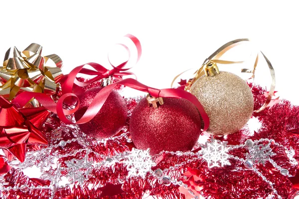 Weihnachtskugeln mit Schleife und Lametta — Stockfoto