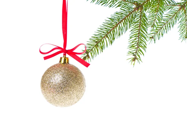 Karácsonyi labdák lógnak a fán — Stock Fotó