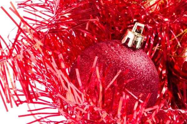 Рождественские шары с мишурой — стоковое фото