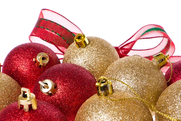 Рождественские шары с большой лентой вокруг — стоковое фото