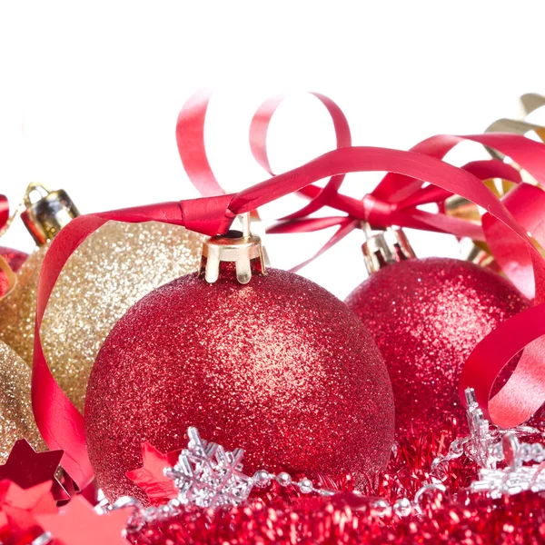 Kerstballen met lint en klatergoud — Stockfoto