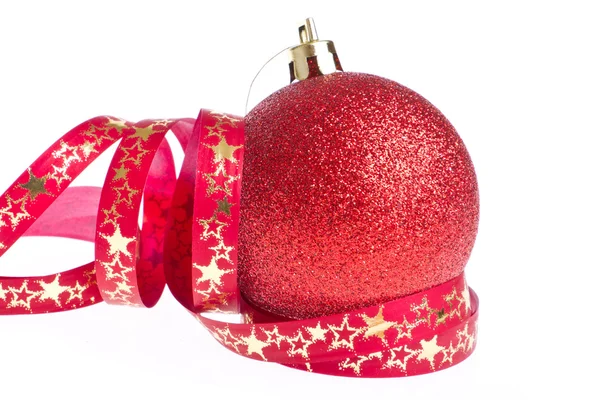 Κόκκινη Χριστουγεννιάτικη μπάλα με κορδέλα — Φωτογραφία Αρχείου