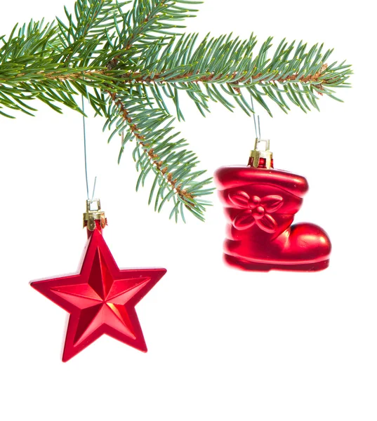 Красное рождественское украшение на елке — стоковое фото