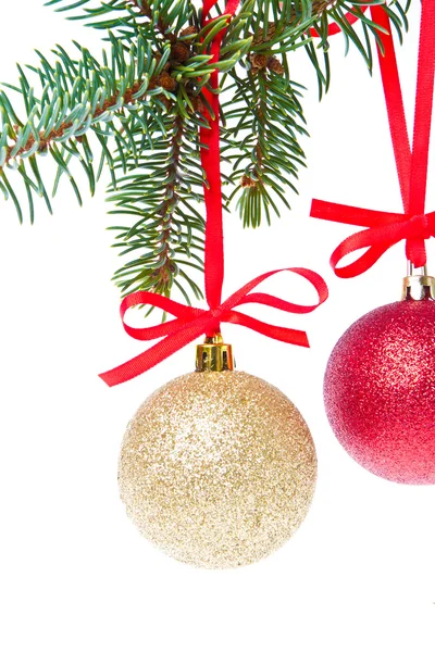 Різдвяні кульки висять з дерева — стокове фото