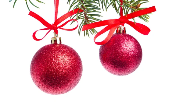 Czerwona piłka Boże Narodzenie zwisające z drzewa — Zdjęcie stockowe