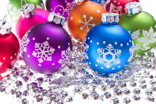 Bolas de Navidad con símbolos de copo de nieve — Foto de Stock