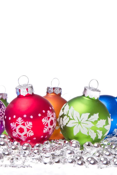 Різдвяні кульки з символами сніжинки — стокове фото