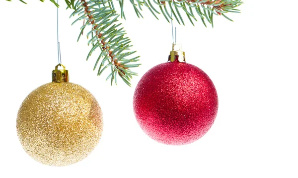 Rode Kerstmis bal opknoping van boom — Stockfoto