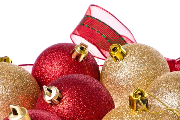 Vánoční koule s velkou mašlí a okolí — Stock fotografie