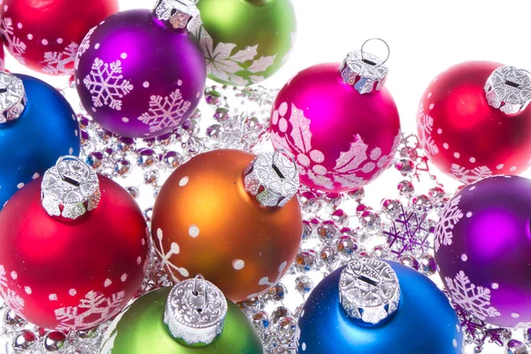 Bolas de Navidad con símbolos de copo de nieve — Foto de Stock