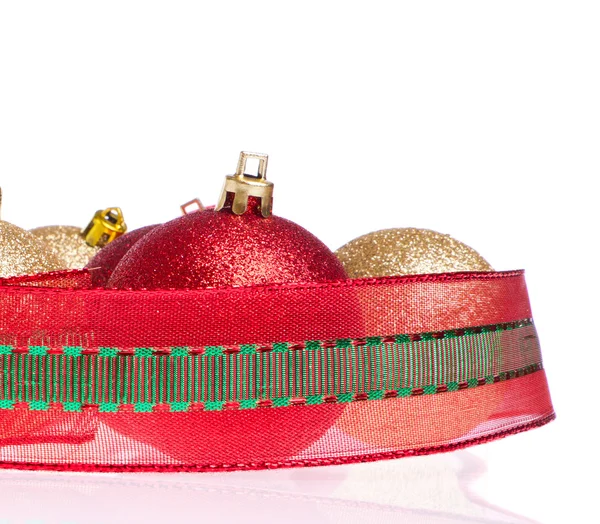 Bolas de Natal com fita grande ao redor — Fotografia de Stock