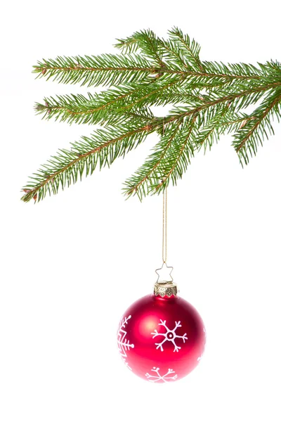 Balle rouge suspendue à un sapin de Noël en épicéa — Photo