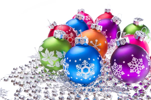 Bolas de Navidad con símbolos de copo de nieve — Stockfoto