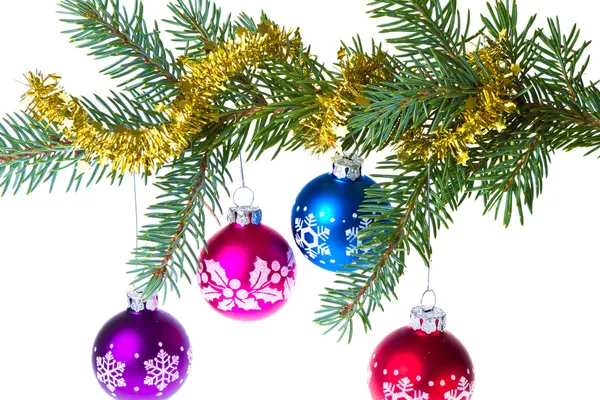 Vánoční koule na smrkové větvi — Stock fotografie