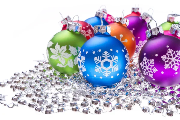 Julgranskulor med snöflinga symboler — Stockfoto