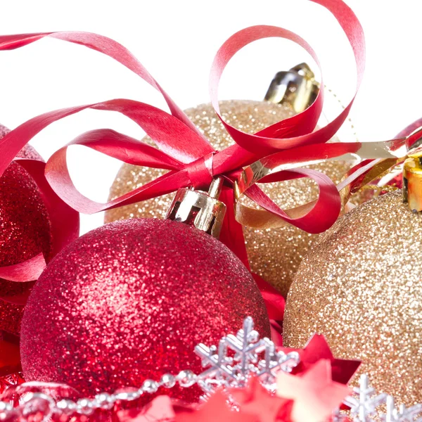 Рождественские шары с лентой и мишурой — стоковое фото