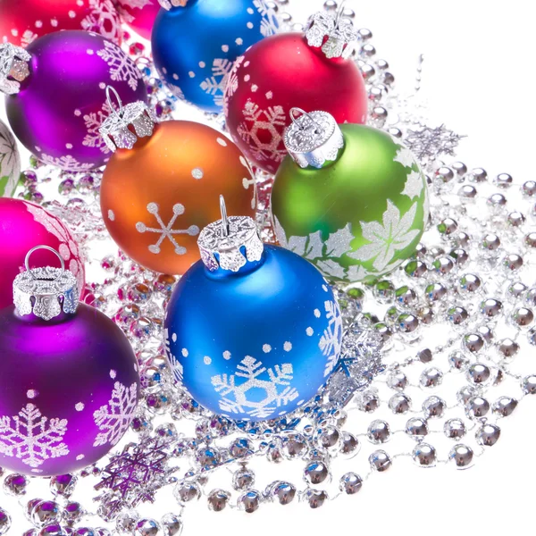 Різдвяні кульки з символами сніжинки — стокове фото