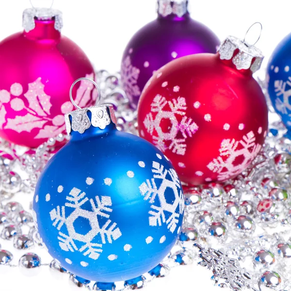 Bolas de Navidad con símbolos de copo de nieve —  Fotos de Stock