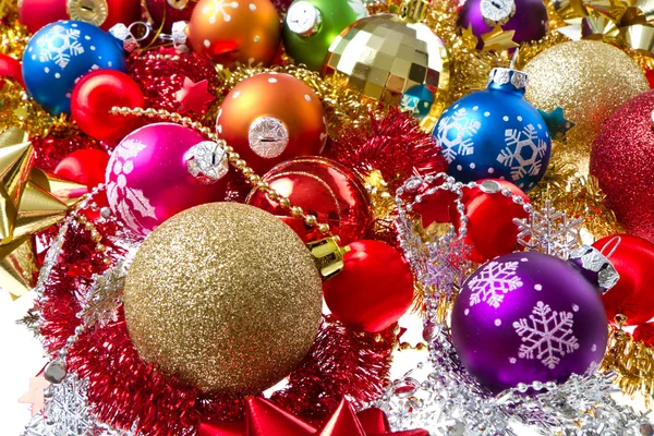 크리스마스 공 및 반짝이 — 스톡 사진